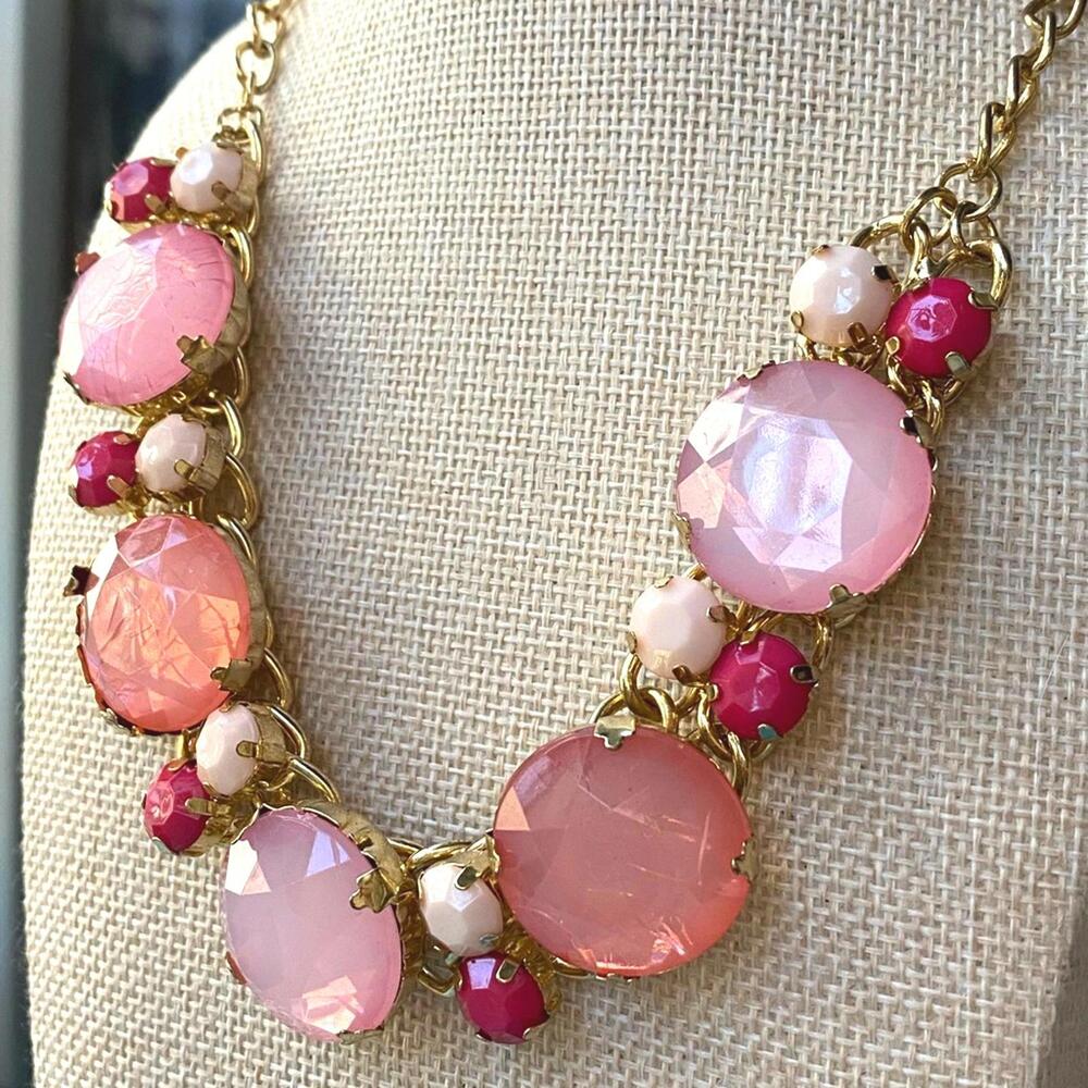 🚫SOLD OUT🚫 New York & Co. Gold-Tone Pink & White Statement BibNecklace - Picture 4 of 7